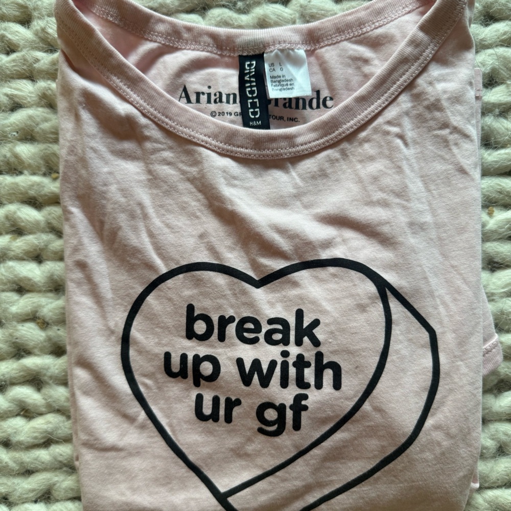 Ariana Grande Break Up With Ur GF crop baby tee H&M collab official Merch tour - Picture 4 of 6